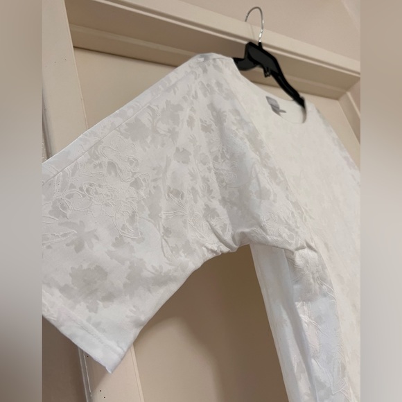 Chicos White Floral Burnout Tee in beautiful crisp white size 1 (M) - Picture 3 of 10